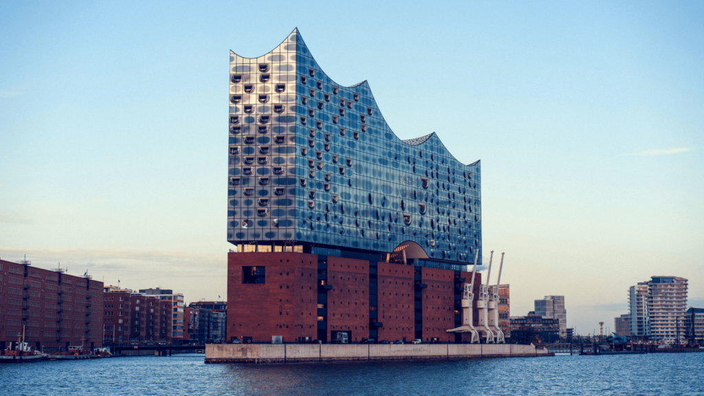 Die moderne Elbphilharmonie in Hamburg